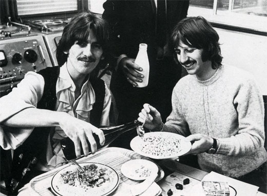George and Ringo chow down in the control room at Abby Road Studios (1968)